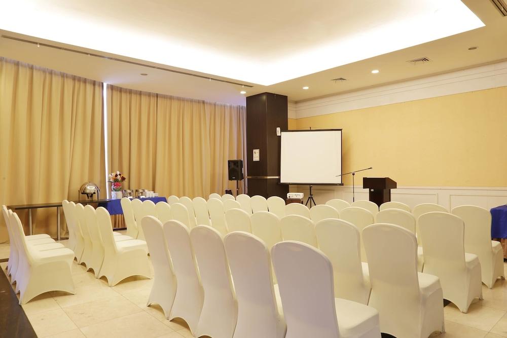 Aston Jayapura Hotel And Convention Center Buitenkant foto